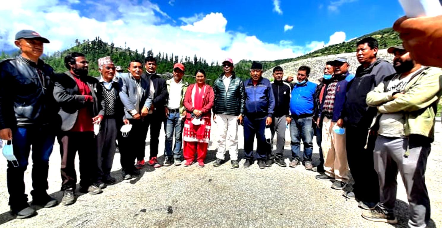 मुख्यमन्त्रीसहितको टोली चिनियाँ सीमा लाप्चातर्फ